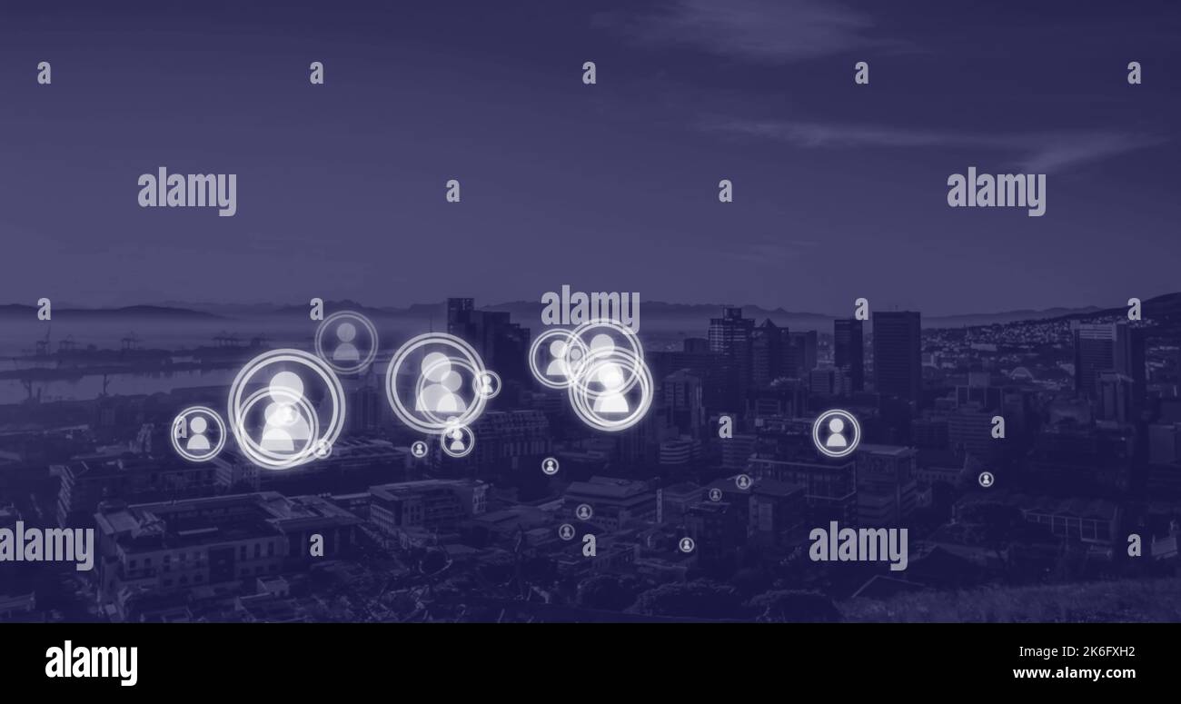Composito di icone di profilo fluttuante sopra drone corto di paesaggio urbano contro cielo chiaro, copia spazio Foto Stock