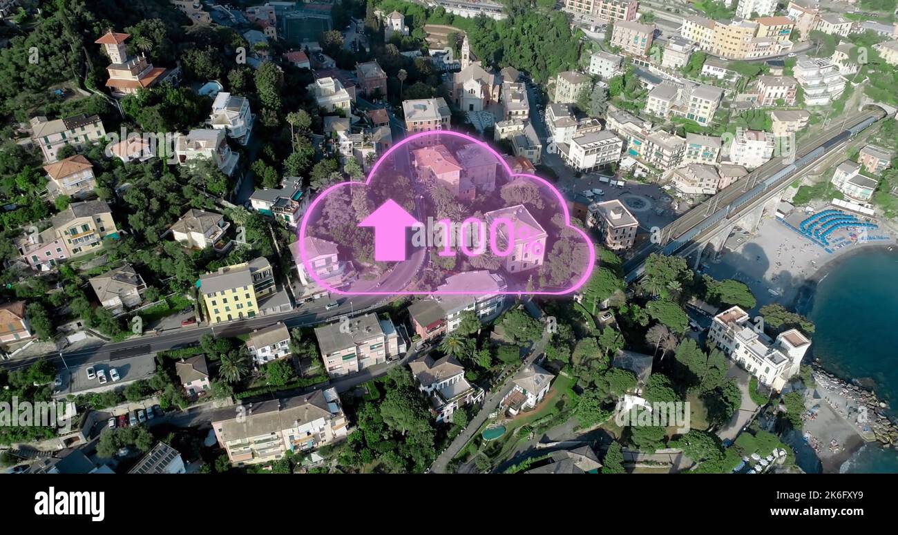 Composto di testo al 100% con il simbolo della freccia sopra la vista aerea del paesaggio urbano e del mare Foto Stock