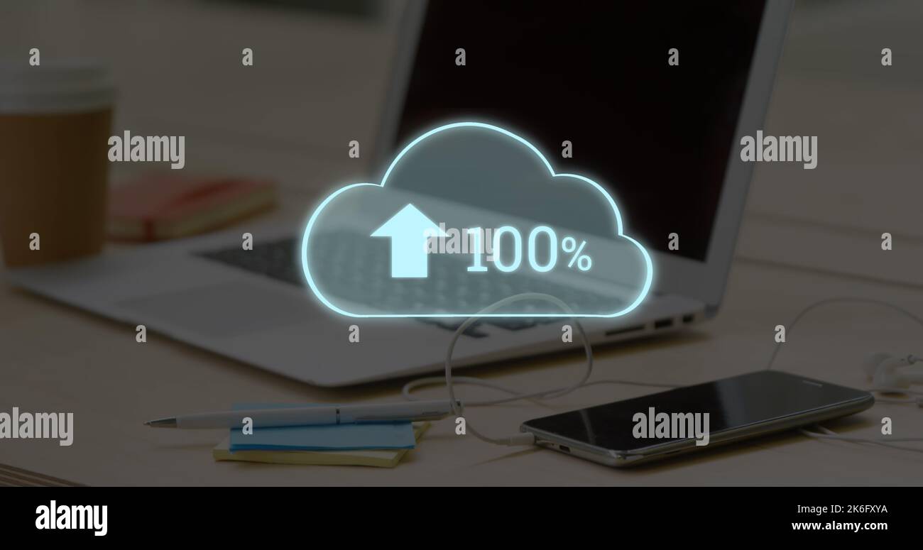 Composto da 1000 numero con freccia e percentuale di segno nel cloud su laptop, telefono sulla scrivania Foto Stock