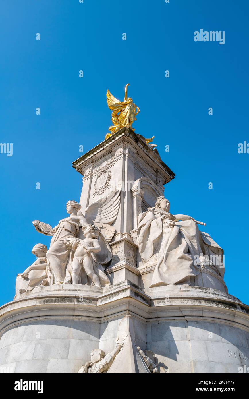 Londra, Regno Unito - 26 marzo 2022: Il Victoria Memorial contro il cielo blu chiaro. Eretto in onore della Regina Vittoria, questo monumento del 82ft si trova fuori Bucki Foto Stock