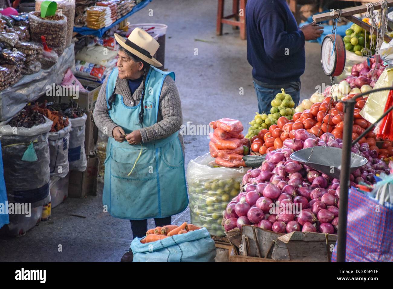 Urubamba, Perù - 30 giugno 2022: Signora che vende ortaggi e prodotti nel mercato centrale di Urubamba. Valle Sacra, Cusco, Perù Foto Stock