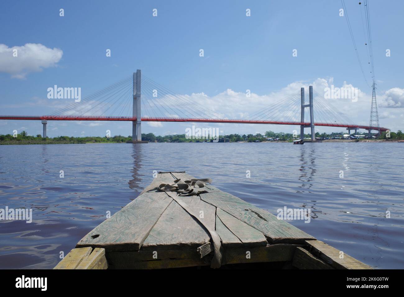 Un ponte sospeso che attraversa il fiume Amazzonia vicino a Iquitos, Perù Foto Stock