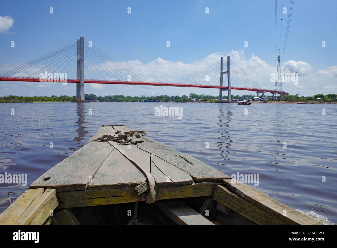 Un ponte sospeso che attraversa il fiume Amazzonia vicino a Iquitos, Perù Foto Stock