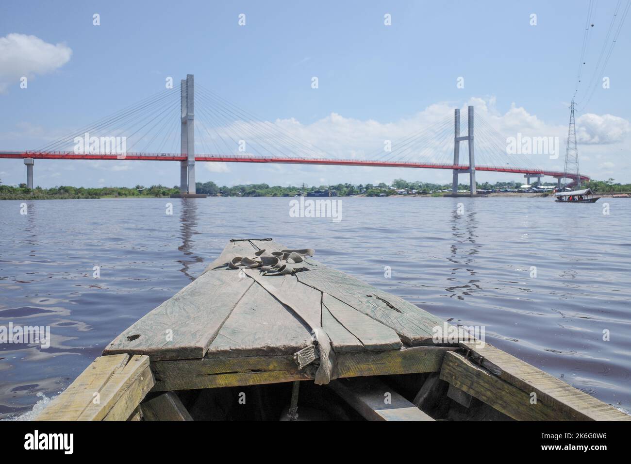 Un ponte sospeso che attraversa il fiume Amazzonia vicino a Iquitos, Perù Foto Stock
