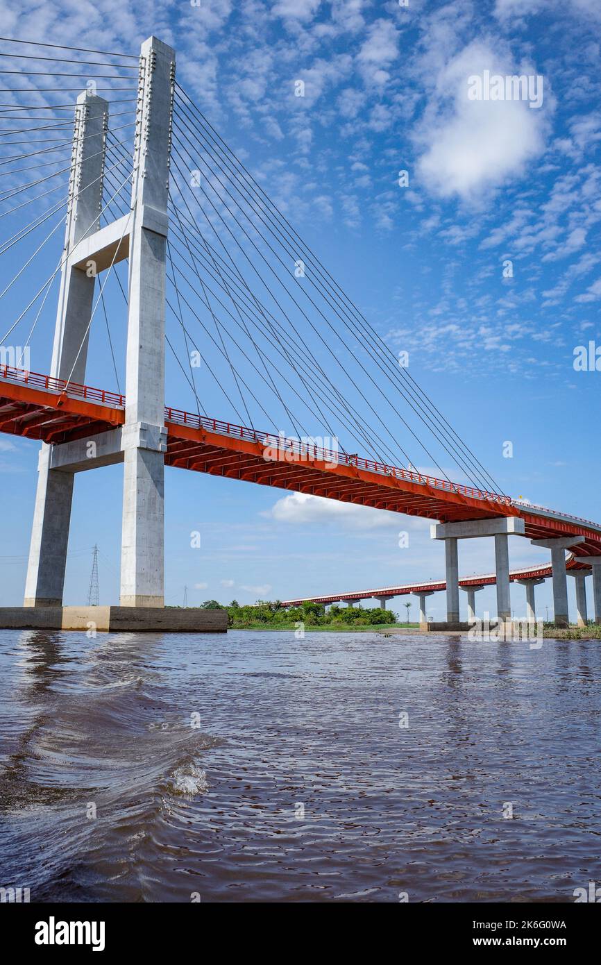 Un ponte sospeso che attraversa il fiume Amazzonia vicino a Iquitos, Perù Foto Stock