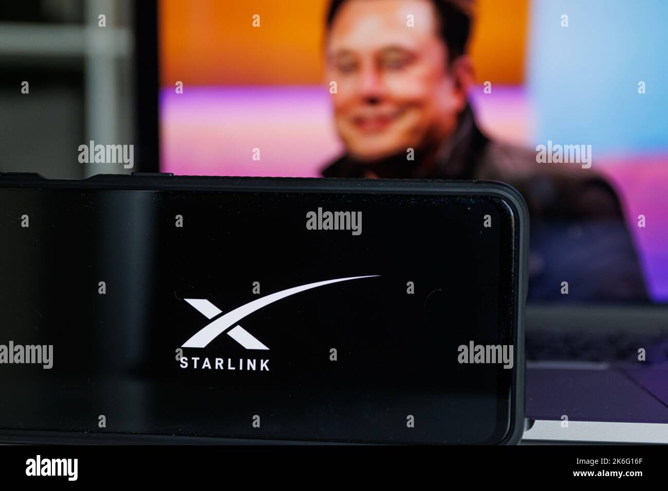 Kaunas, Lituania - 14 ottobre 2022: Il logo Starlink sullo schermo e Elon Musk sullo sfondo Foto Stock