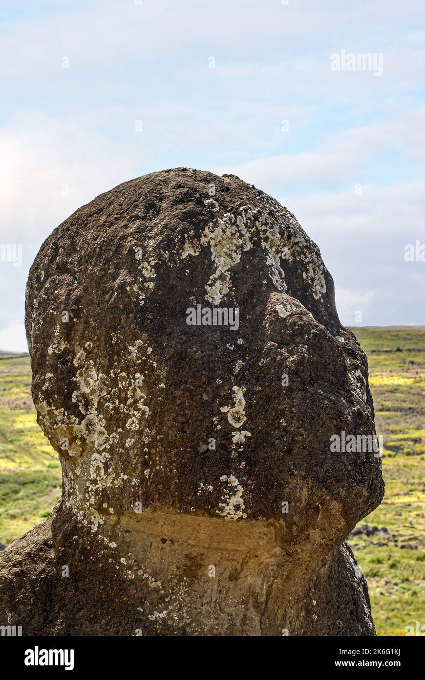 Primo piano della scultura Tukuturi Moai sul Monte Rano Raraku sull'Isola di Pasqua, Cile Foto Stock