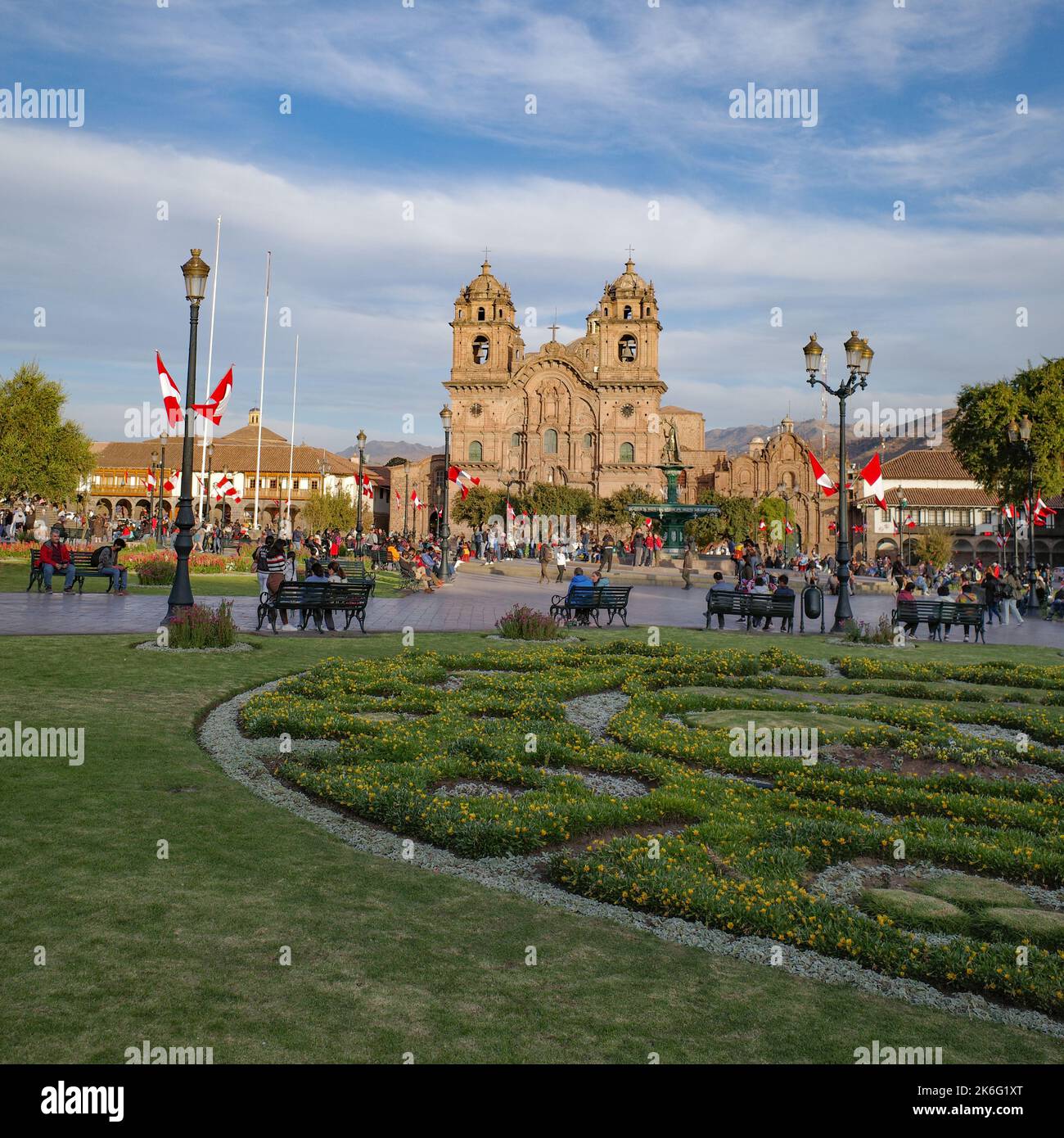 Cusco, Perù - 1 luglio 2022: Plaza de Armas e Chiesa gesuita Compania de Jesus Foto Stock