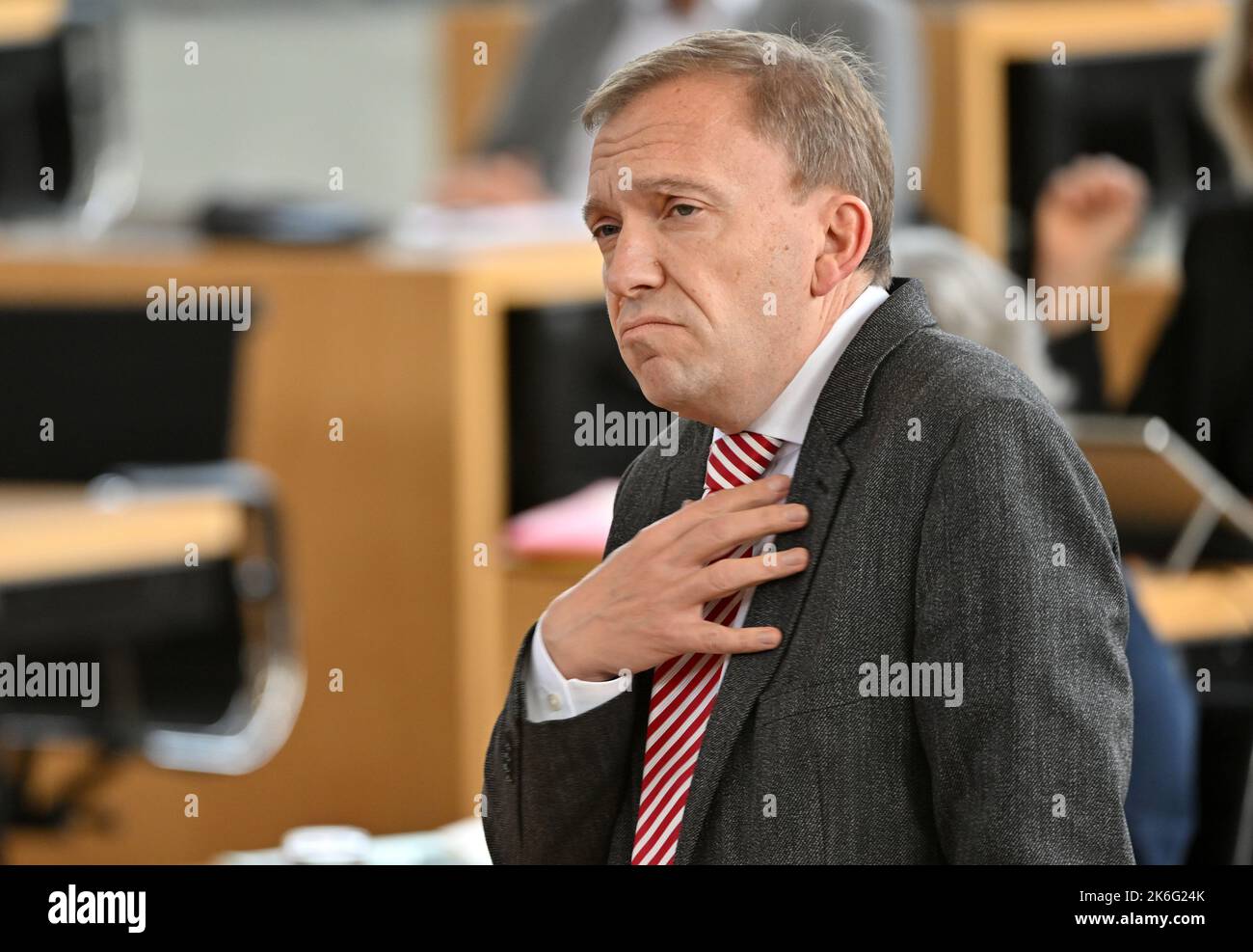 Erfurt, Germania. 14th Ott 2022. Matthias Hey, capo del gruppo parlamentare del DOCUP, interviene nella sala plenaria del parlamento dello Stato della Turingia. In una sessione speciale, si dovrà decidere la creazione di un fondo per gli aiuti energetici finanziato con fondi statali. Nel cosiddetto fondo speciale al di fuori del bilancio statale, quest'anno potrebbero essere messi a disposizione un totale di 407 milioni di euro, soprattutto per le imprese, ma anche per le associazioni e le famiglie private che soffrono in particolare del massiccio aumento dei costi energetici. Credit: Martin Schutt/dpa/Alamy Live News Foto Stock