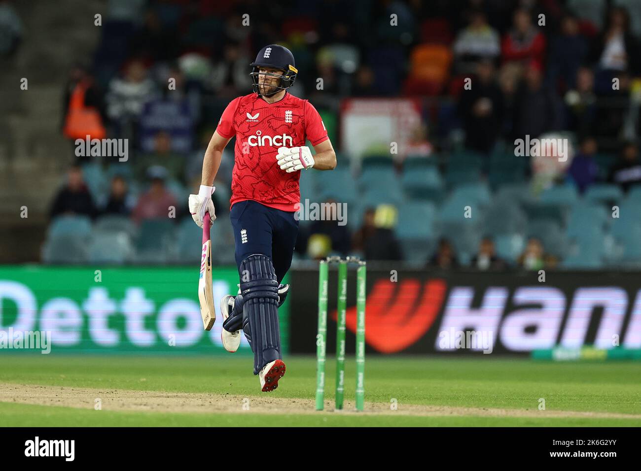 Dawid Malan d'Inghilterra corre durante la Dettol T20I Serie 3 di 3 Australia vs Inghilterra a Manuka Oval, Canberra, Australia, 14th ottobre 2022 (Foto di Patrick Hoelscher/News Images) Foto Stock