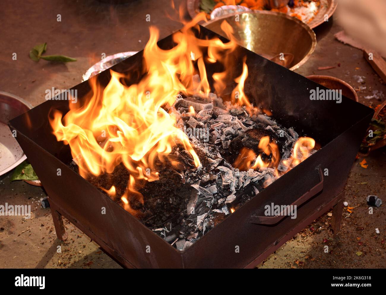 Havan Kund, un rituale di sacrificio fatto al Dio del fuoco Agni in Induismo che viene fatto durante Durga Puja Festival in India Foto Stock