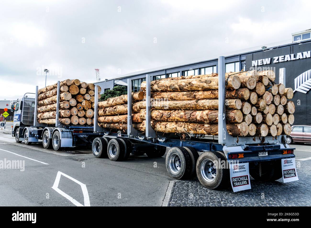 Un rimorchio di tronchi che trasporta i tronchi a Wellington sull'isola del nord in Nuova Zelanda Foto Stock