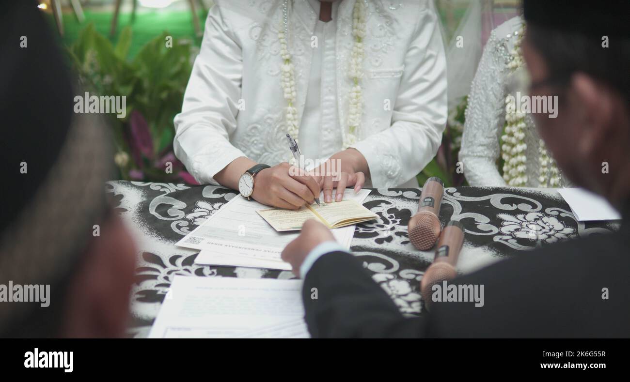 Giacarta, Indonesia, 9th 2022 ottobre: Akad Nikah conosciuto anche come momento e cerimonia del matrimonio, il matrimonio indonesiano chiamato Ijab Qobul. Foto Stock