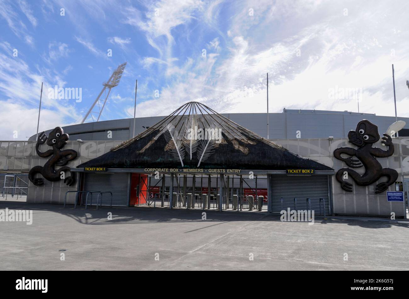 Due grandi sculture in legno Maori del famoso Haka all'ingresso principale per VIP al Westpac Stadium a Waterloo Quay, Pipitea a Wellington on Nor Foto Stock