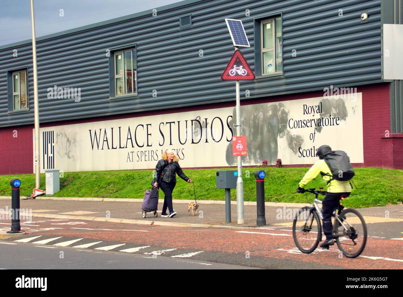 Royal Conservatoire of Scotland Wallace Studios Campus a Speirs Locks. Nuovo sistema di luci per piste ciclabile Glasgow, Scotland, UK Foto Stock