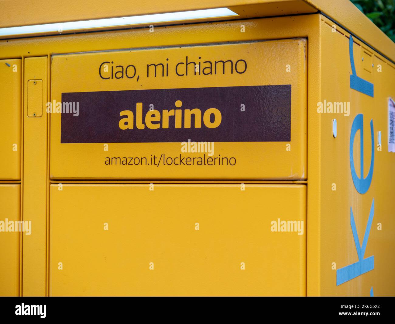 Amazon Hub Locker, dove i clienti possono prendere il proprio ordine da soli. Foto Stock