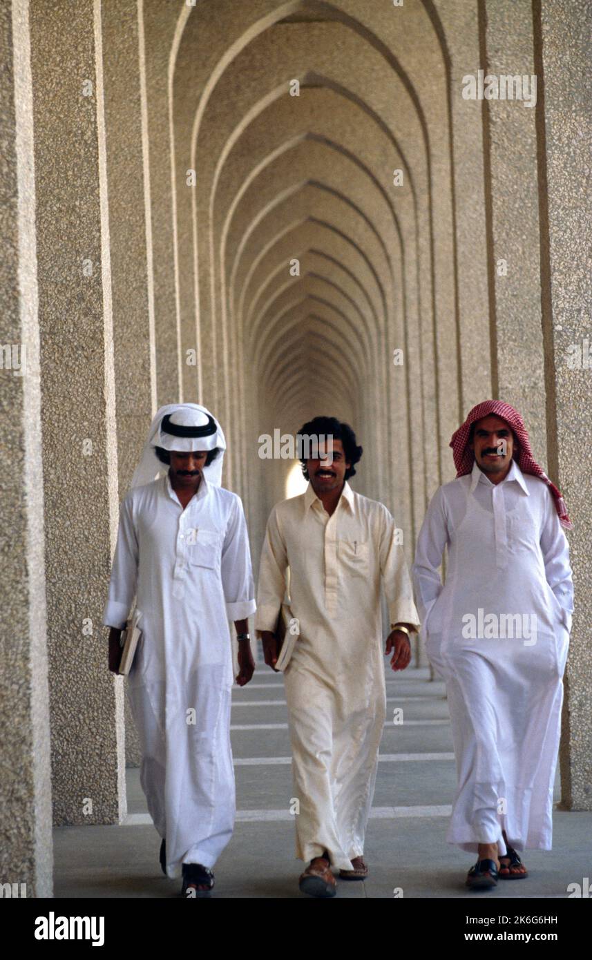 Dahran Arabia Saudita Università di petrolio e minerali - uomini a piedi che trasportano libri Foto Stock