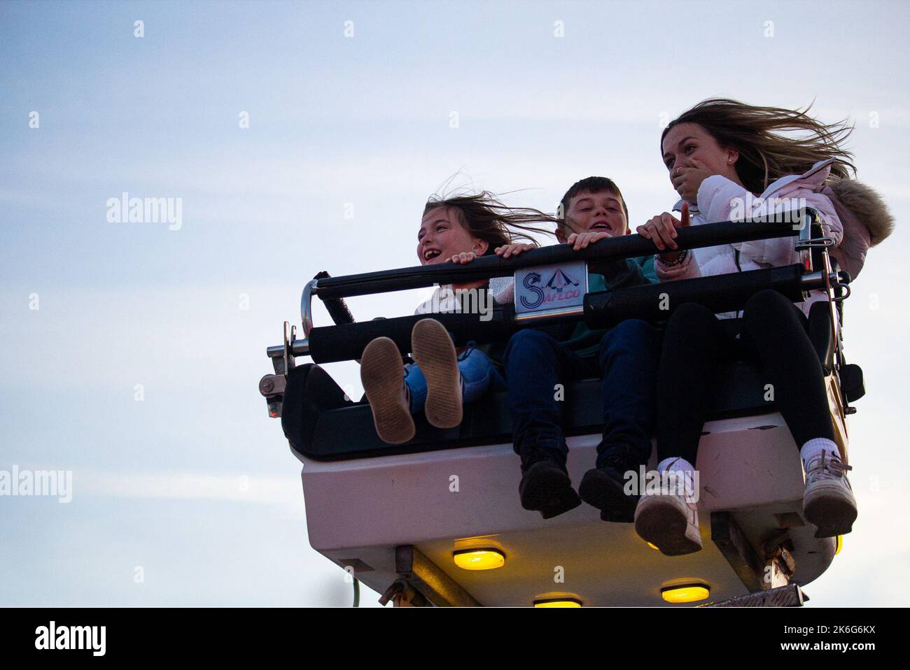 8th ottobre 2022, Tewkesbury, Gloucestershire, Inghilterra. Fiera di Tewkesbury Mop. Gli amici possono fare un giro in fiera. Tewkesbury Mop Fair è in funzione dal 1199 ed è una delle fiere di strada tradizionali più grandi e conosciute del paese. Foto Stock