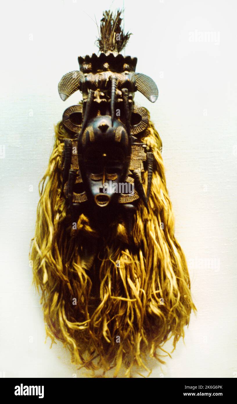 Maschera Costa d'Avorio Senoufo persone 19 - 20 C Corno di legno tessuto Feathers canapa metallo Foto Stock
