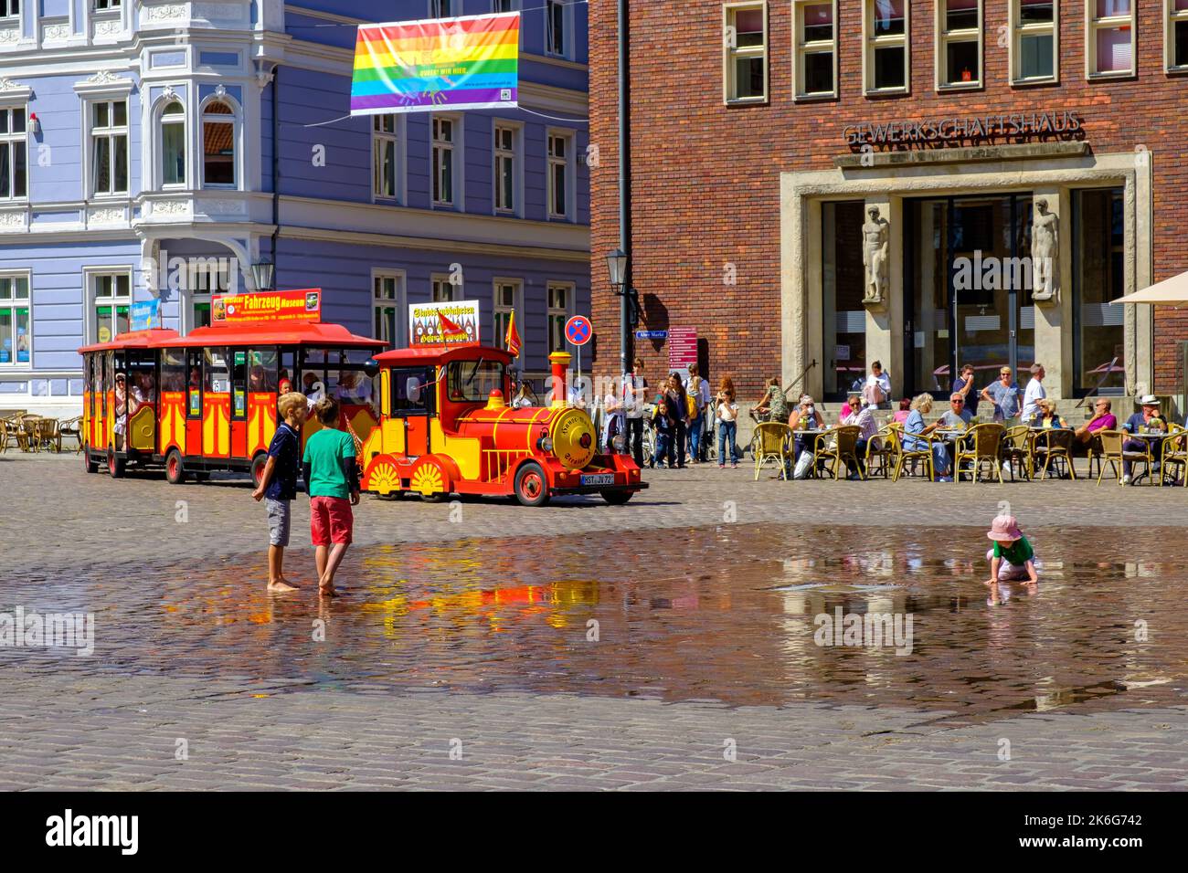 Scena turistica estiva tipica per la stagione delle vacanze sulla Piazza del mercato Vecchio, città anseatica di Stralsund, Meclemburgo-Pomerania occidentale, Germania. Foto Stock