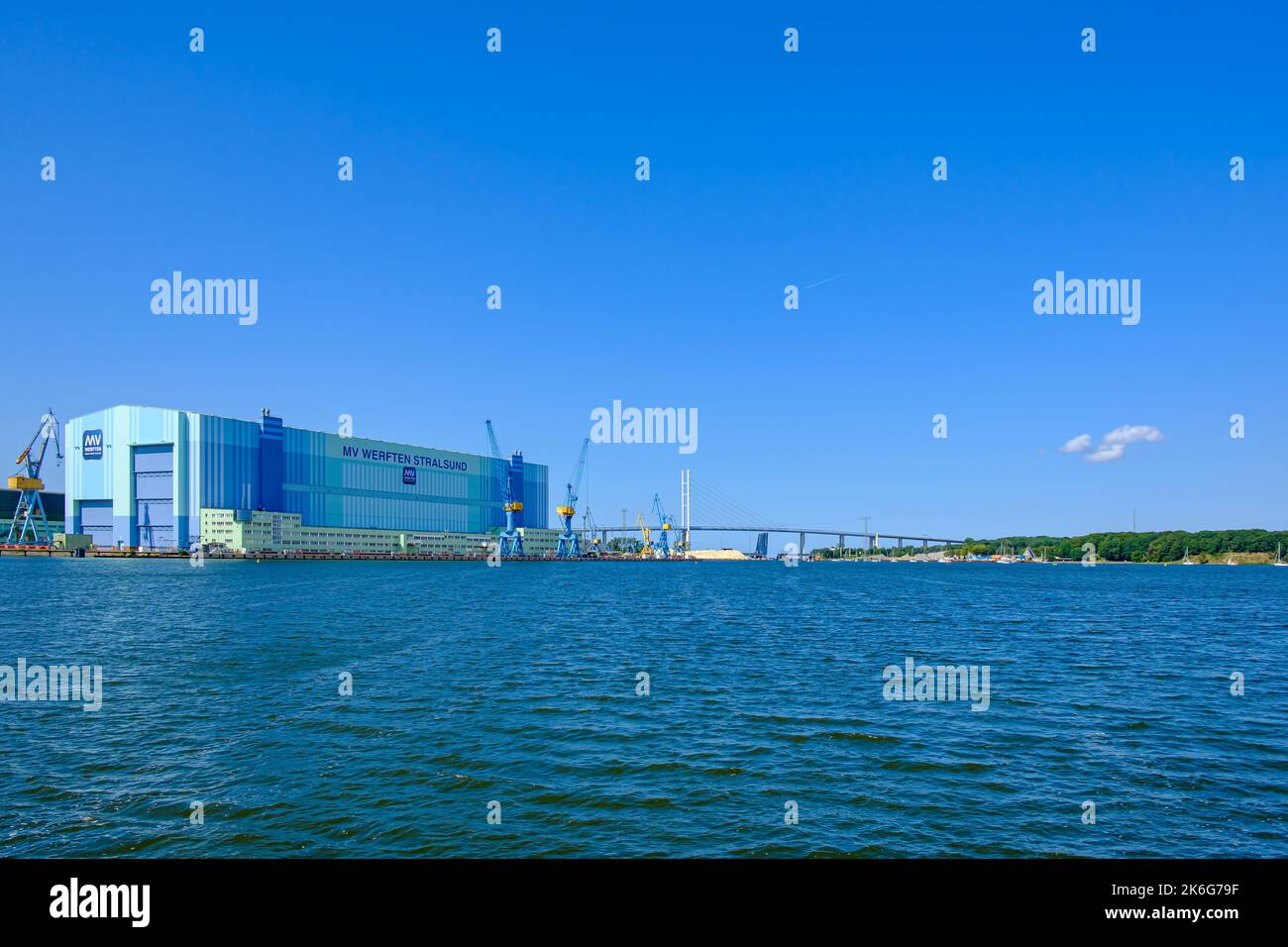 Vista sul mare del sito Stralsund di MV Werften, porto della città anseatica di Stralsund, Meclemburgo-Pomerania occidentale, Germania. Foto Stock