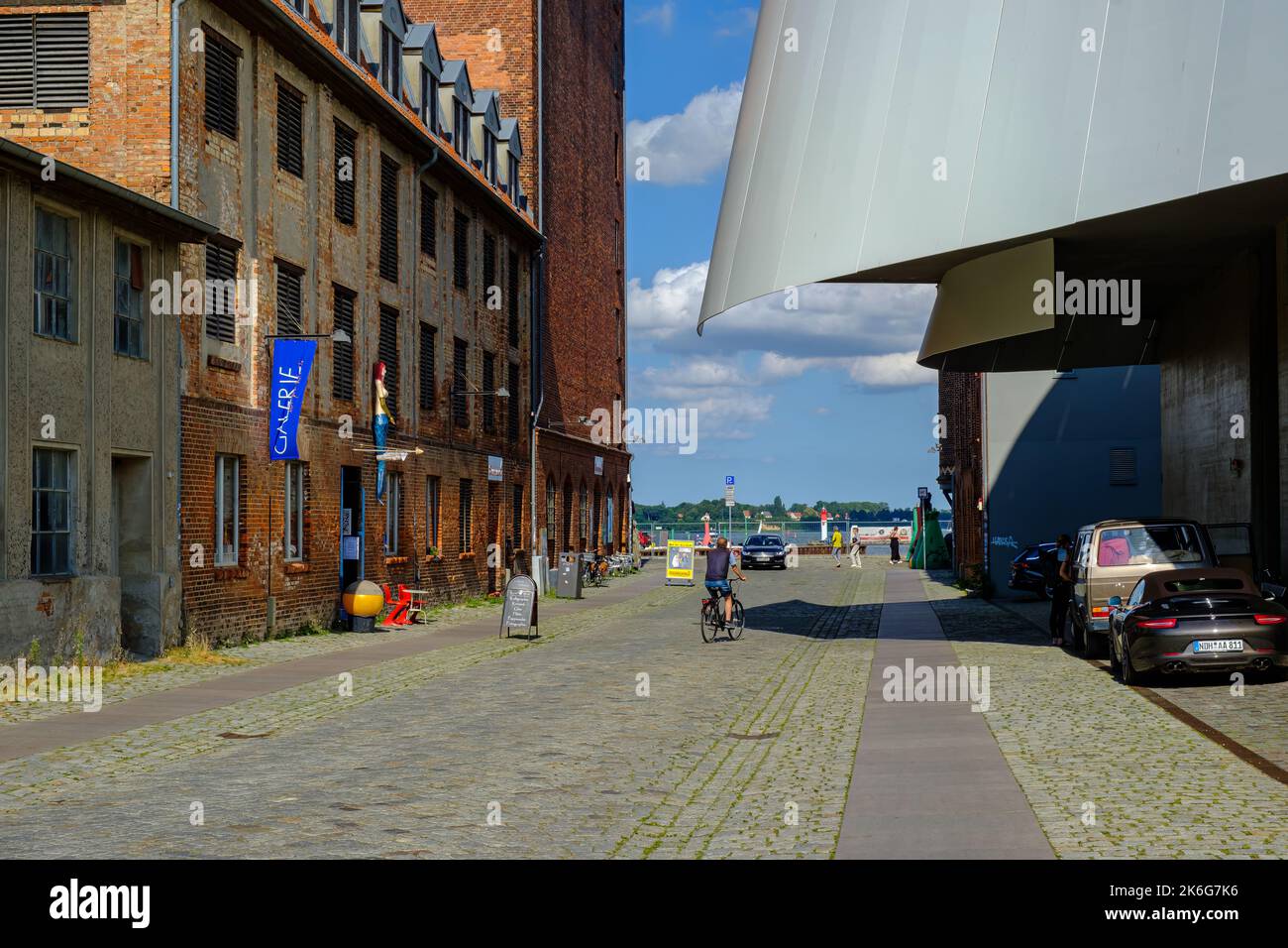 Il paesaggio della Neue Semlower Strasse tra le storiche strutture portuali e Ozeaneum, Stralsund, Meclemburgo-Pomerania occidentale, Germania. Foto Stock