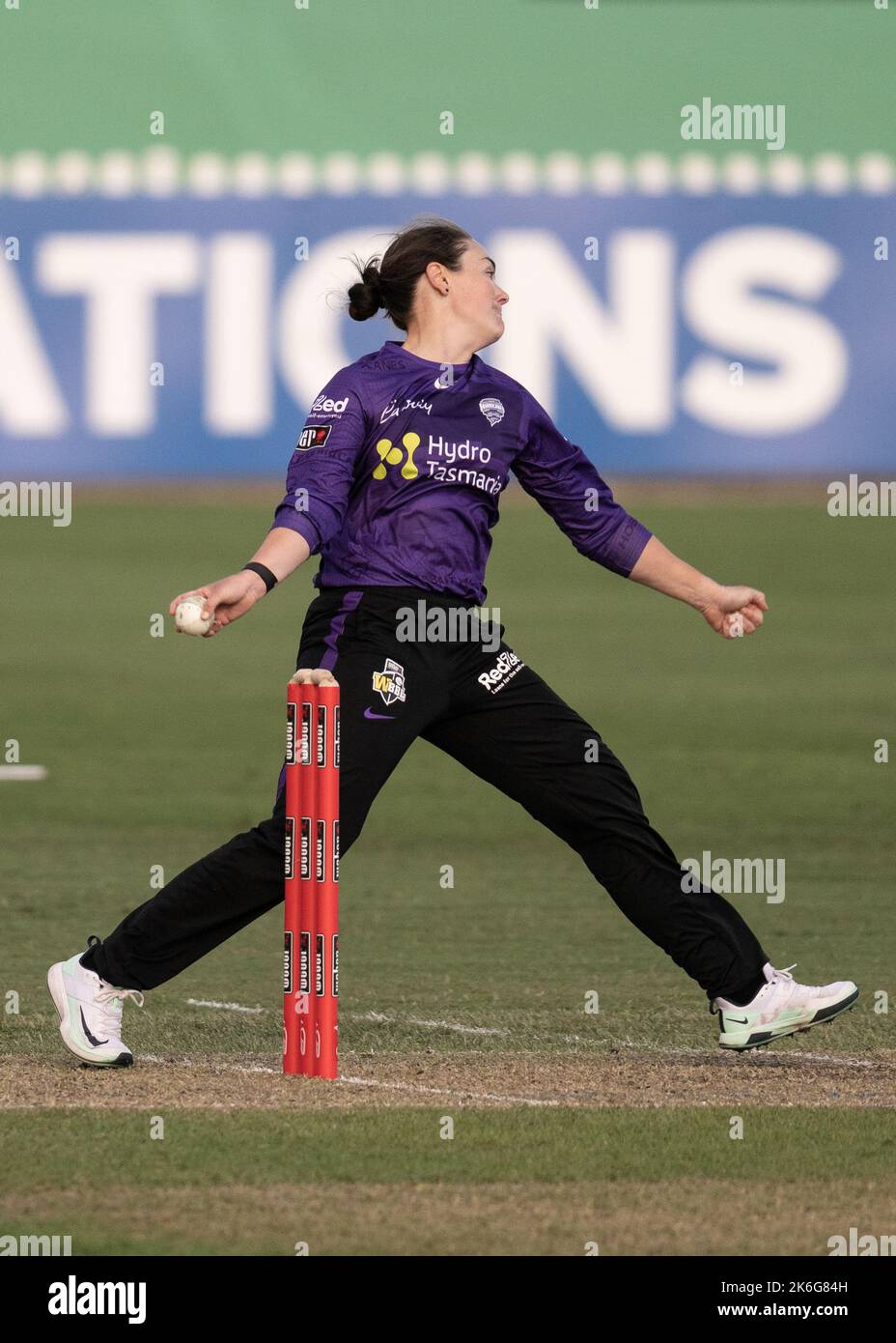 Sydney, Australia. 14 ottobre 2022, Heather Graham of the Hurricanes bocce durante la partita della Women's Big Bash League tra il Sydney Thunder e gli Hobart Hurricanes al Blacktown International SportsPark il 14 ottobre 2022 a Sydney, Australia. IMMAGINE LIMITATA ALL'USO EDITORIALE - NON UTILIZZARE ESCLUSIVAMENTE A FINI COMMERCIALI Foto Stock