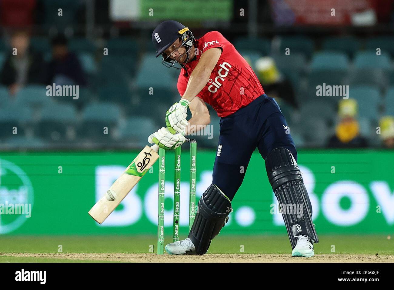 Jos Buttler (c) d'Inghilterra durante la Dettol T20I Serie 3 di 3 Australia vs Inghilterra a Manuka Oval, Canberra, Australia, 14th ottobre 2022 (Foto di Patrick Hoelscher/News Images) Foto Stock