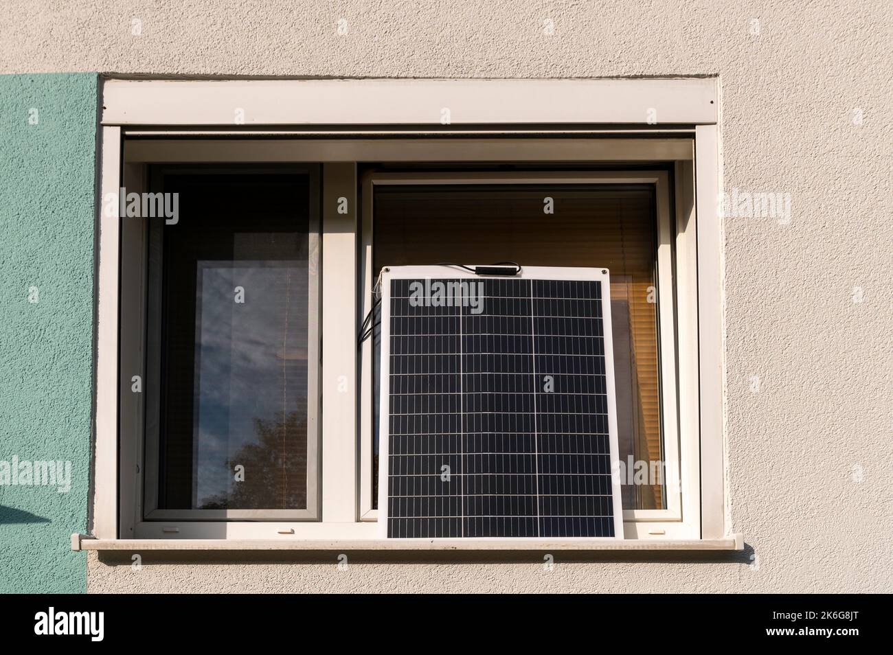 Un pannello solare sulla soglia del finestrino Foto Stock