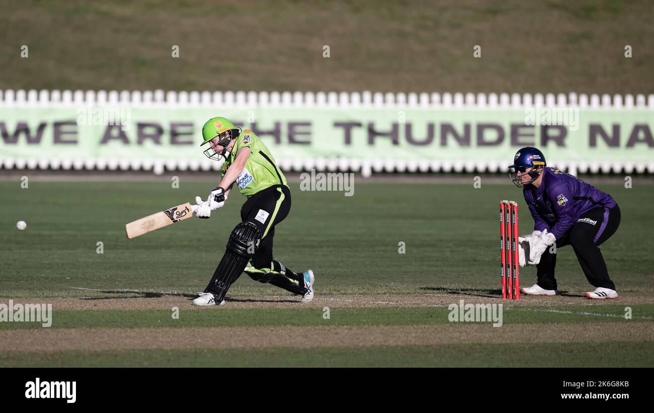 Sydney, Australia. Il 14 ottobre 2022, Tahlia Wilson of the Thunder ha fatto i batti durante la partita della Women's Big Bash League tra il Sydney Thunder e gli Hobart Hurricanes al Blacktown International SportsPark il 14 ottobre 2022 a Sydney, Australia. IMMAGINE LIMITATA ALL'USO EDITORIALE - NON UTILIZZARE ESCLUSIVAMENTE A FINI COMMERCIALI Foto Stock