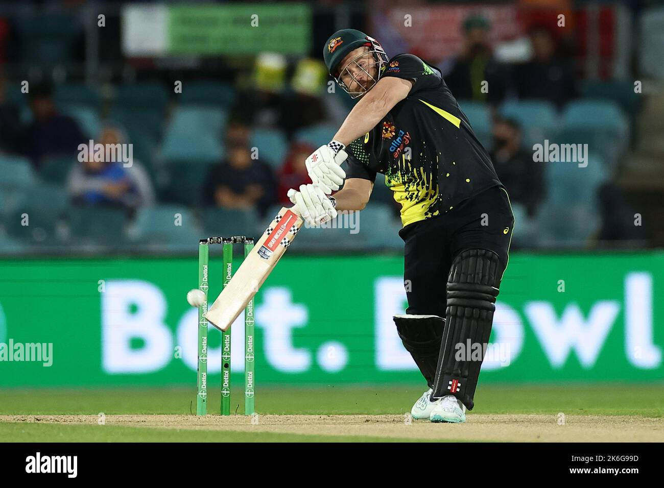 Aaron Finch of Australia durante la Dettol T20I Series 3 of 3 Australia vs Inghilterra a Manuka Oval, Canberra, Australia, 14th ottobre 2022 (Foto di Patrick Hoelscher/News Images) Foto Stock