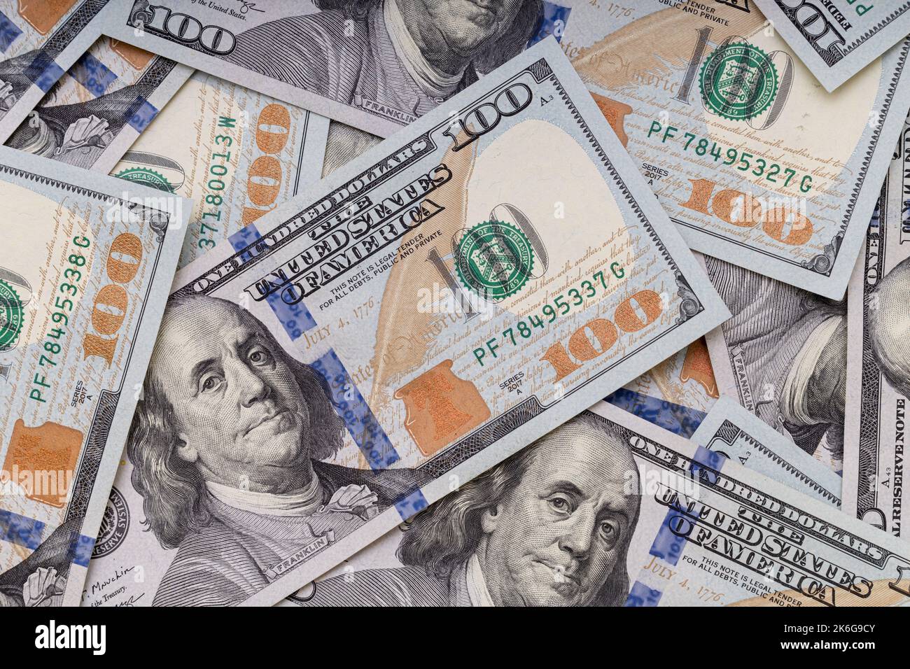 Sfondo delle fatture in dollari statunitensi giacenti in superficie. Foto di alta qualità Foto Stock