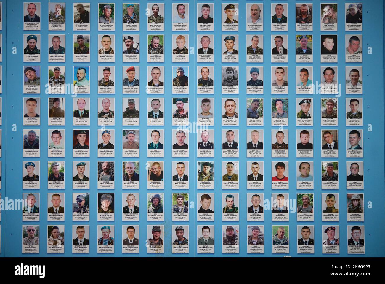 Kiev, Ucraina. 14th Ott 2022. Il Muro della memoria dei difensori caduti durante una cerimonia per celebrare la Giornata dei difensori dell'Ucraina in Piazza Mykhailivska, 14 ottobre 2022 a Kyiv, Ucraina. Credit: Ufficio stampa presidenziale Ucraina/Presidenza Ucraina/Alamy Live News Foto Stock