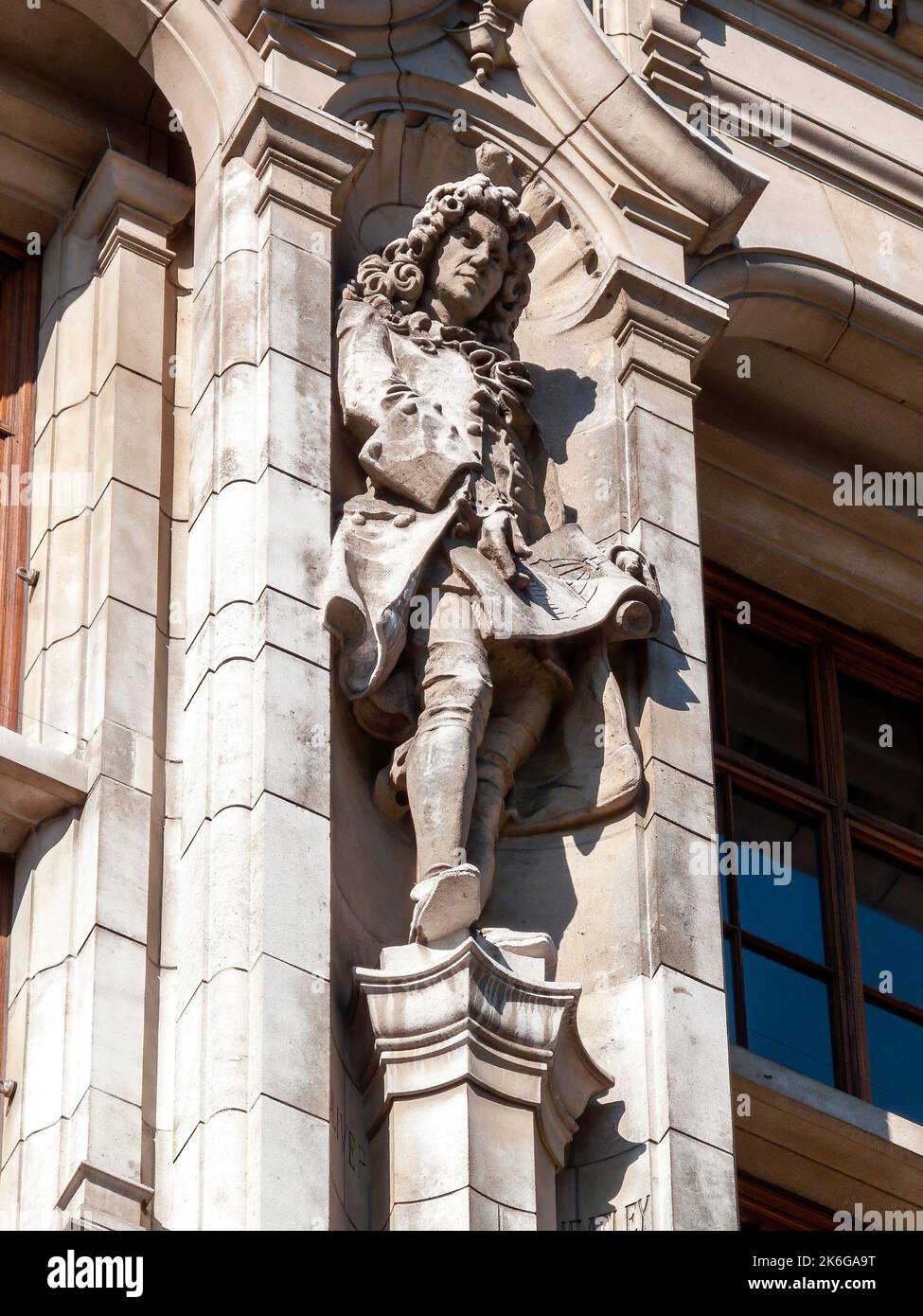 Sir Christopher Wren scultura statua all'esterno del Museo di Storia Naturale a Londra Inghilterra UK che è stato uno dei principali architetto del 17th centu Foto Stock