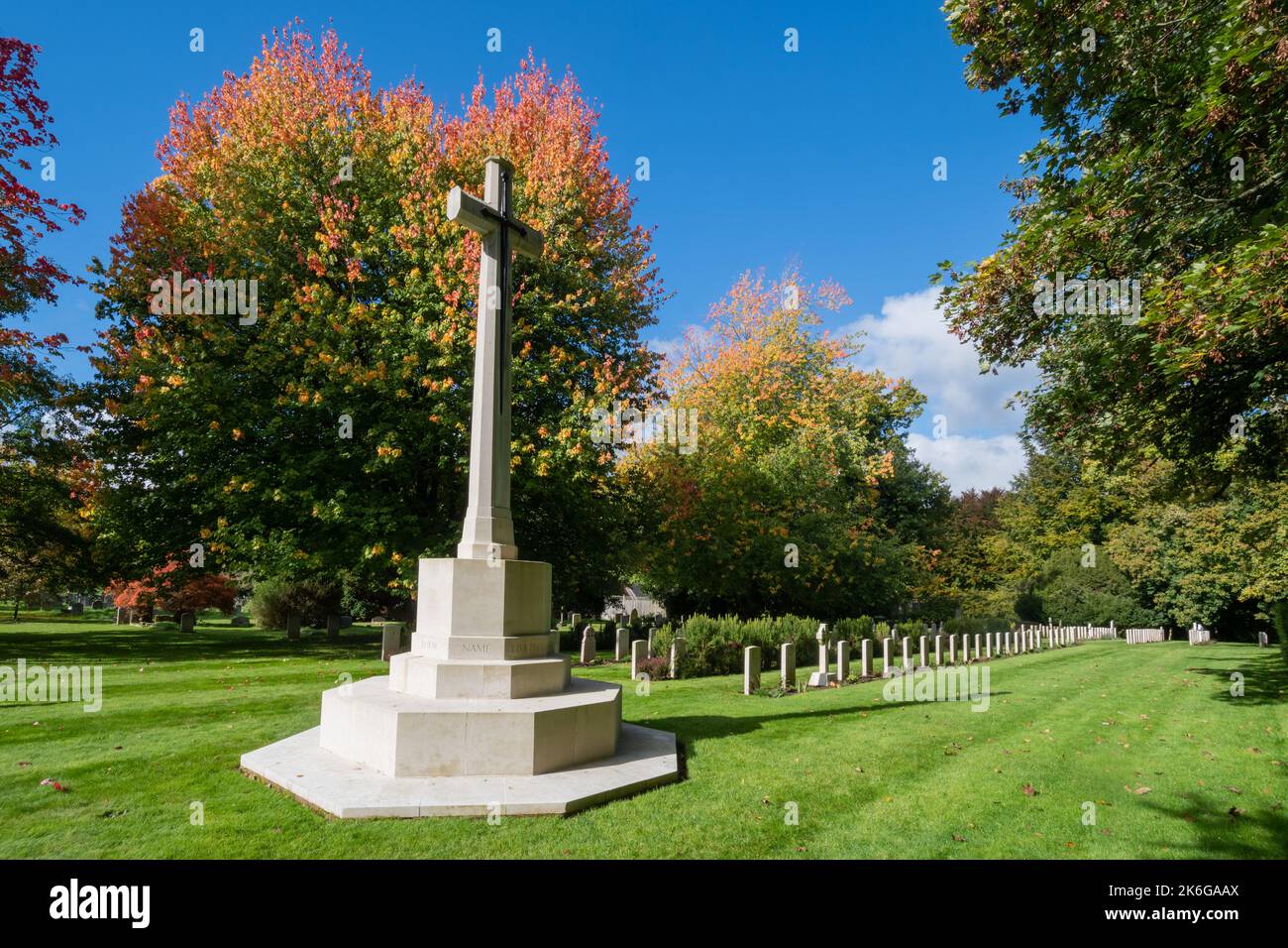 Memoriale e tombe di soldati canadesi dalla prima guerra mondiale nel cimitero della chiesa di Santa Maria a Bramshott, Hampshire, Inghilterra, Regno Unito Foto Stock