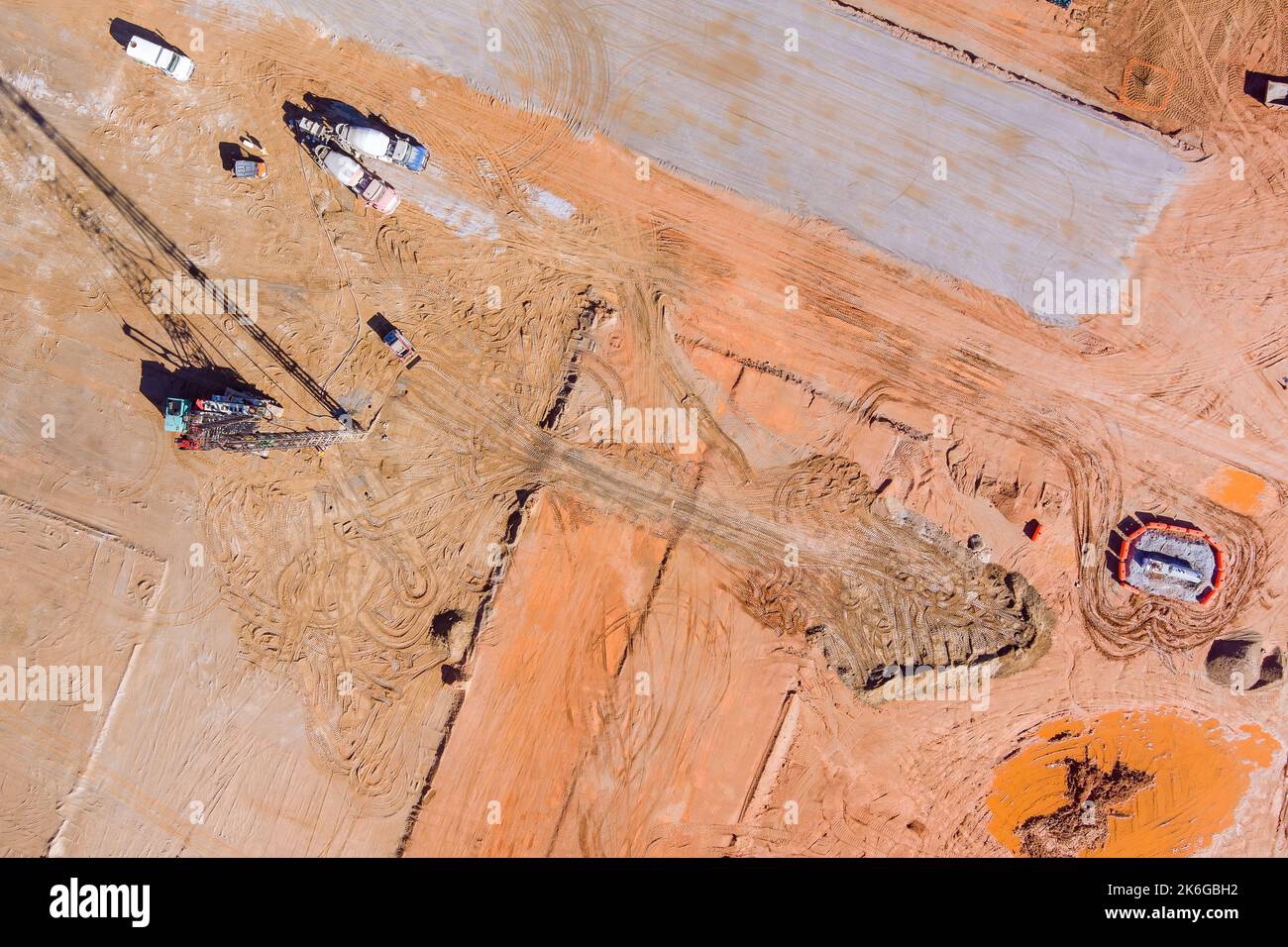 Perforatrice verticale per pali di roccia di roccia di roccia nei cantieri tecniche di miglioramento del terreno, impilatori sotto colonne di colata ad alta pressione che pompano terra di sudore di calcestruzzo Foto Stock
