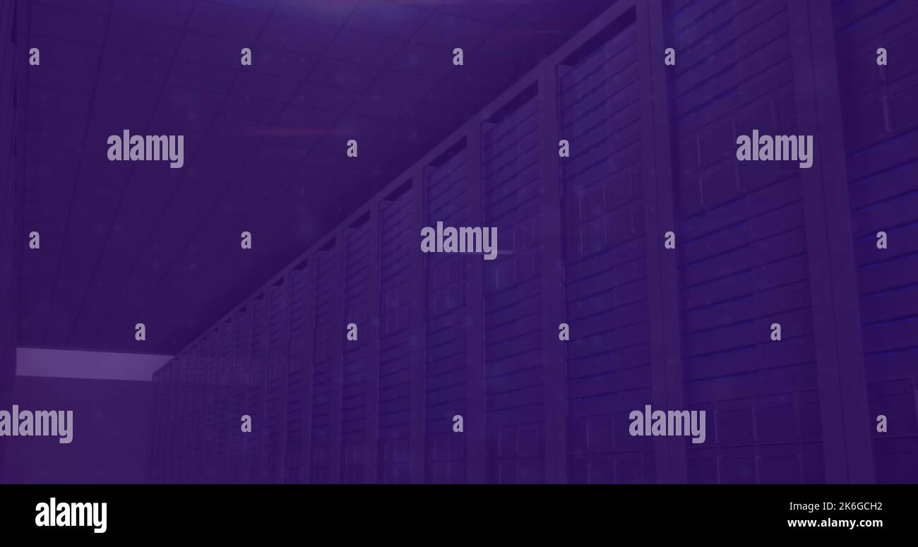 Composizione di tracce di luce sulla sala server Foto Stock