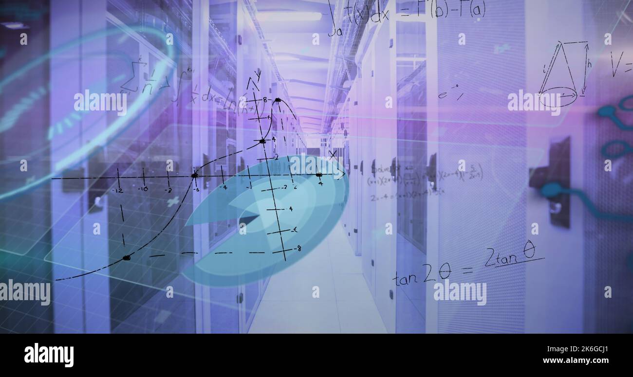 Immagine delle equazioni matematiche e dell'elaborazione dei dati rispetto alla sala server del computer Foto Stock