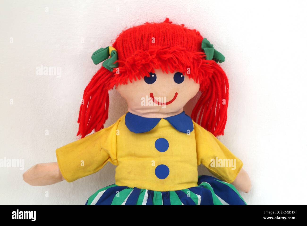 Nuova bambola lavorata a maglia in lana di peluche fatta a mano con