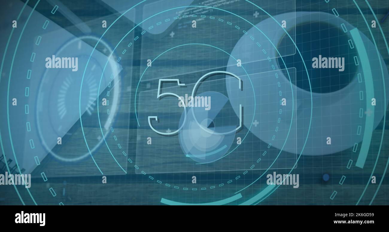Immagine della scansione dell'oscilloscopio con testo 5g e elaborazione dei dati sulla scrivania con il computer portatile Foto Stock