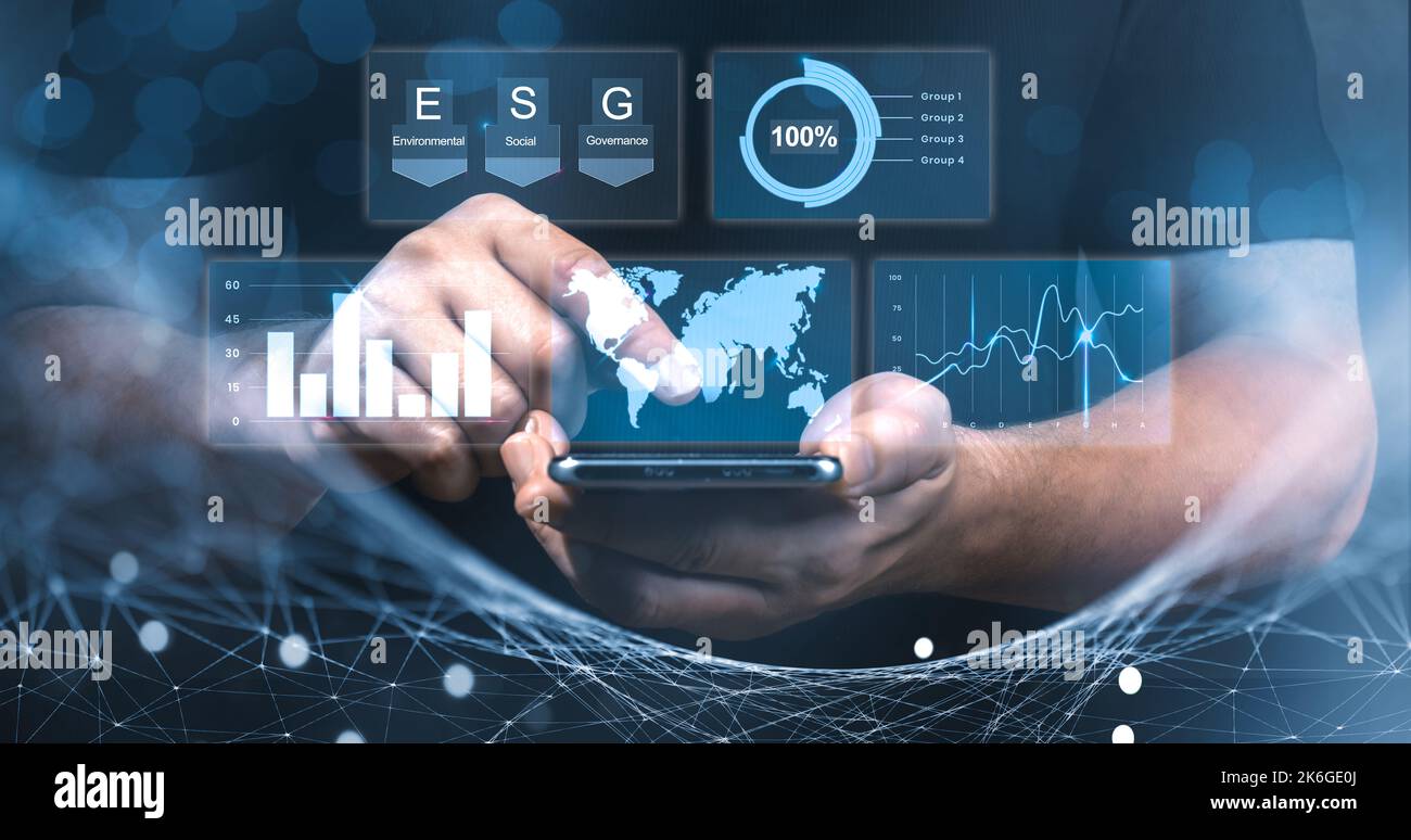 Uomo che utilizza la tecnologia moderna per la gestione aziendale secondo i principi esg. Ingegneria a doppia esposizione che utilizza la tecnologia digitale del cellulare interf Foto Stock