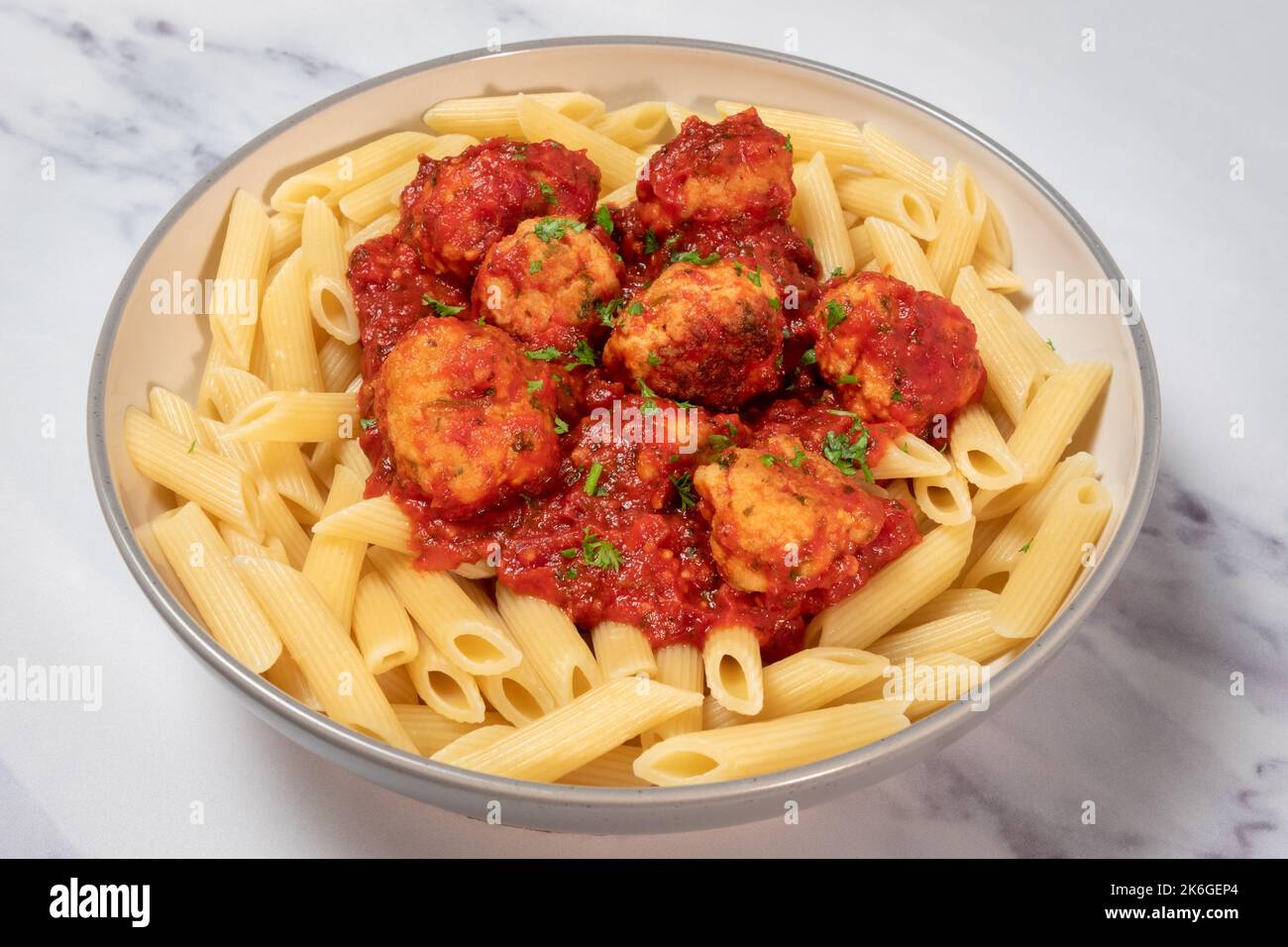 Polpette di tacchino alle erbe con pasta di penne Foto Stock