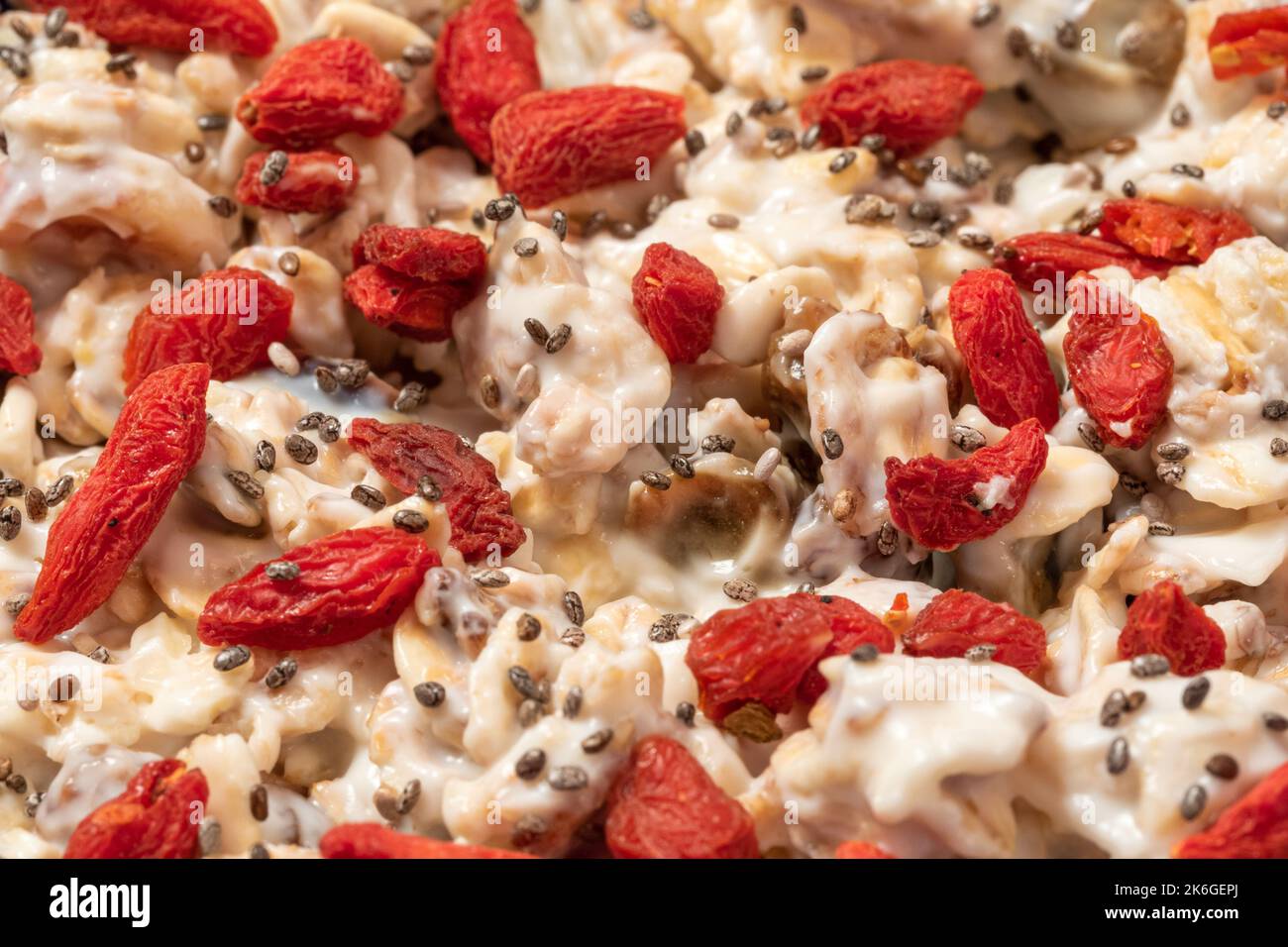 Muesli con yogurt, bacche di goji e semi di chia nei dettagli Foto Stock