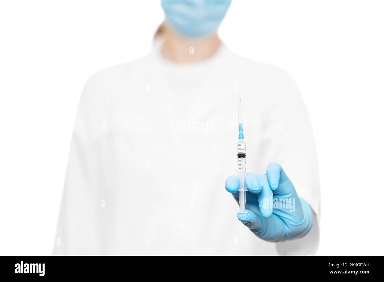 Medico con una siringa in guanti blu Foto Stock