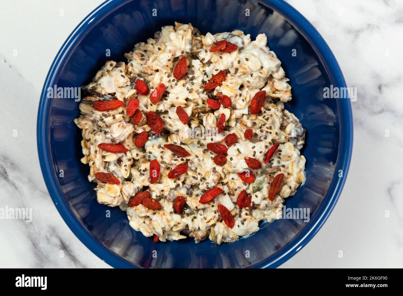Muesli con yogurt, bacche di goji e semi di chia dall'alto Foto Stock