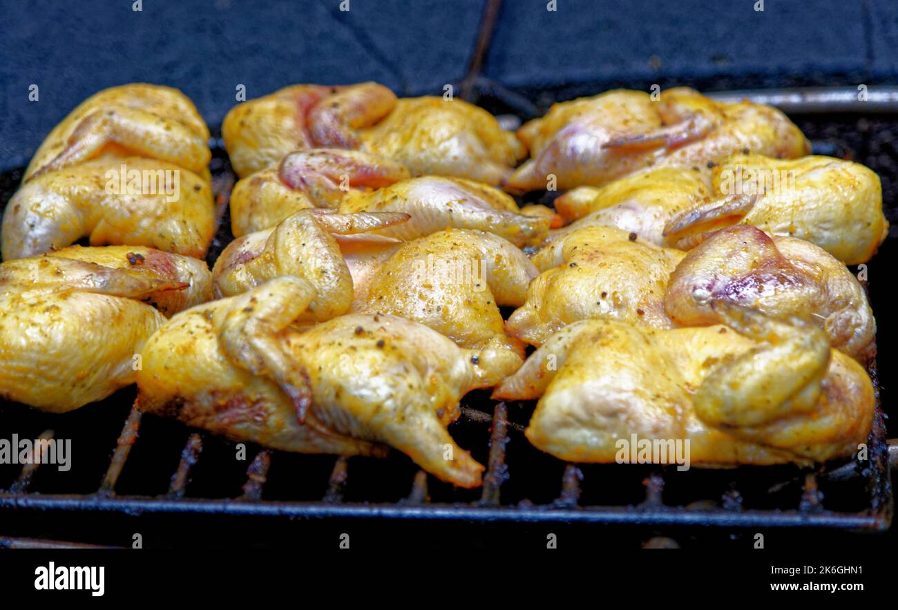 Pollo su un barbecue presso le montagne del parco nazionale di fuoco Timanfaya resort a Lanzarote, Isole Canarie, Spagna. Grigliare il pollo dal calore di Foto Stock