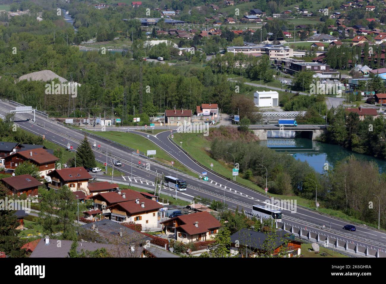 Vue sur la vallée de l'Arve. Autoroute blanche A40. Vue depuis Saint-Gervais-les-Bains. Alta Savoia. Auvergne-Rhône-Alpi. Francia. Foto Stock