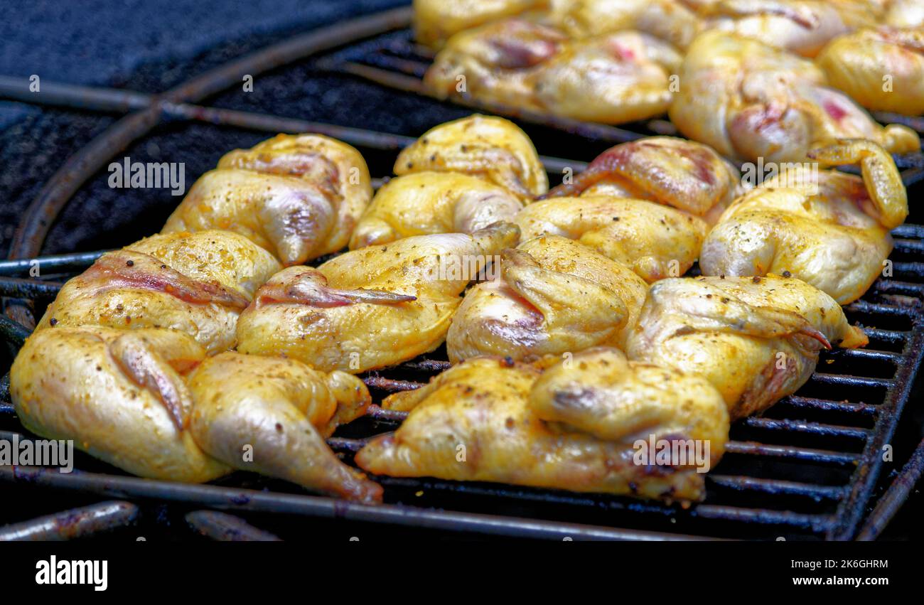 Pollo su un barbecue presso le montagne del parco nazionale di fuoco Timanfaya resort a Lanzarote, Isole Canarie, Spagna. Grigliare il pollo dal calore di Foto Stock