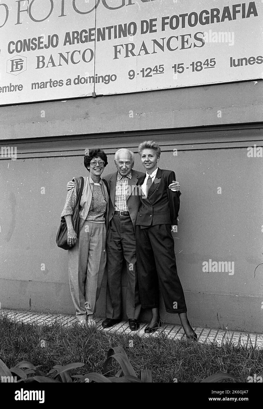 María Cristina Orige, fotografo guatemalteco, André Kertesz, e Agathe Gaillard, proprietario della galleria fotografica francese, Museo de Bellas Artes, Buenos Aires, Argentina, 1985 Foto Stock