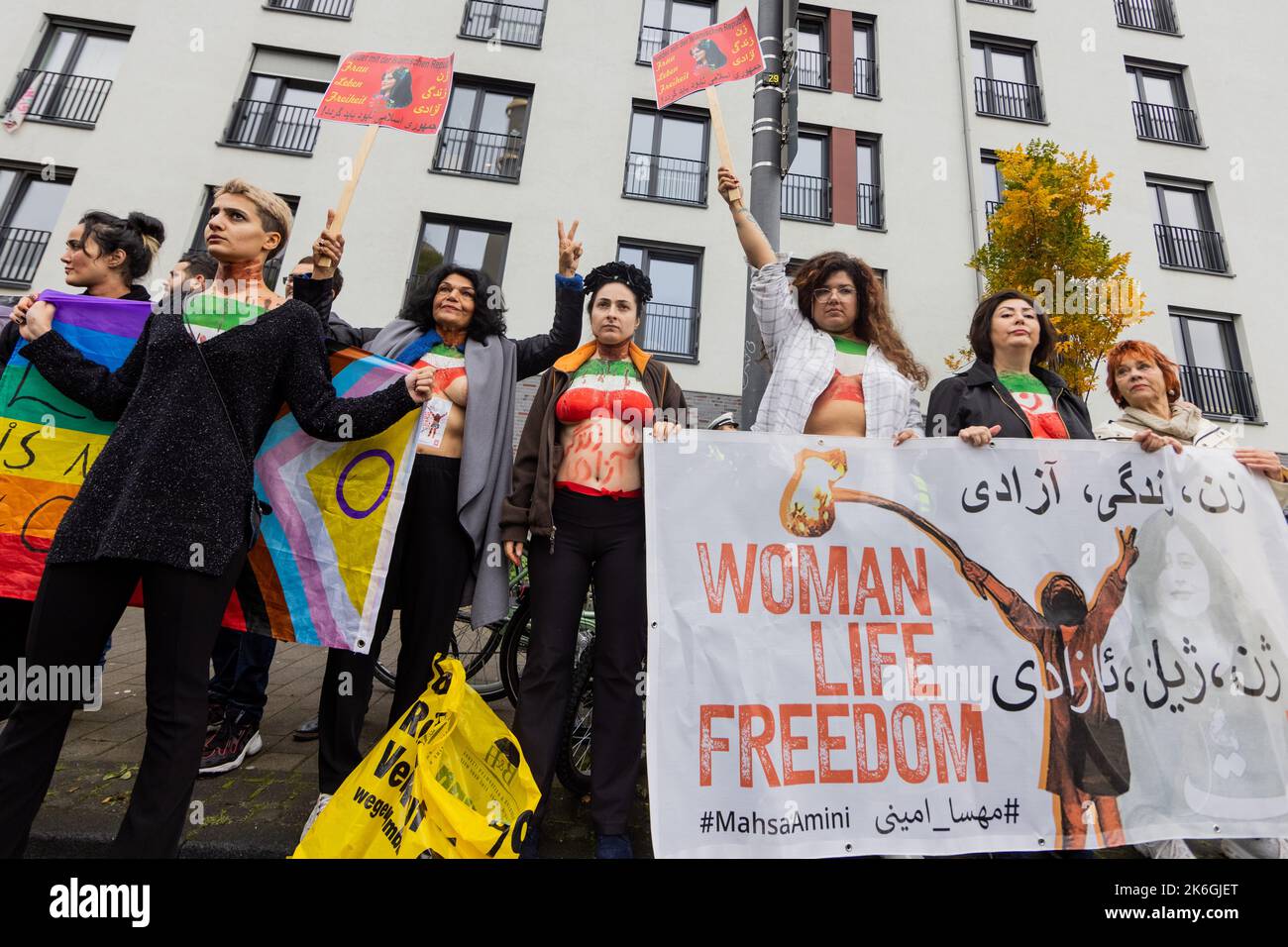 Colonia, Germania. 14th Ott 2022. Le donne dimostrano di fronte alla moschea centrale del DITIB (Unione turco-islamica dell'Istituto per la religione) per la libertà in Iran. Nella moschea centrale, il muezzin ha chiesto per la prima volta preghiere sugli altoparlanti. Credit: Rolf Vennenbernd/dpa/Alamy Live News Foto Stock